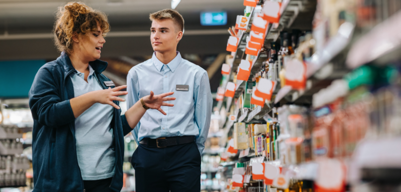 trabajadores de supermercado gerente e funcionário novo